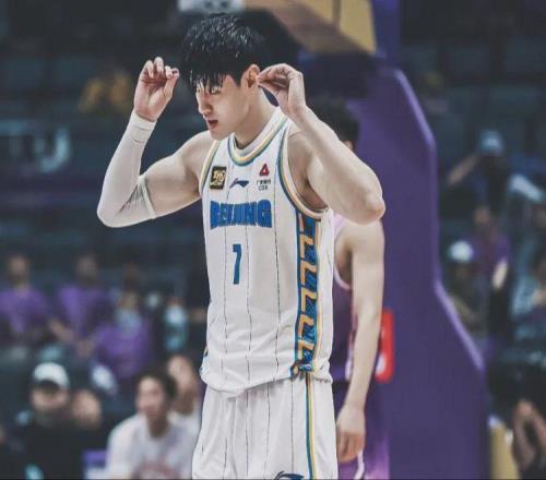 年薪8.5万！篮网签约曾凡博！NBA上演中国德比