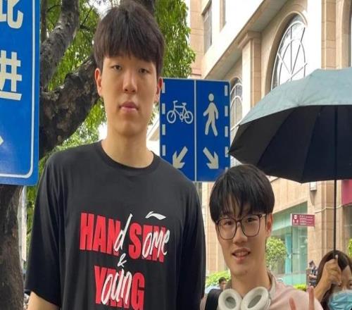 合影了网友在广东遇到杨瀚森：看到他我都呆住了瀚森很平易近人
