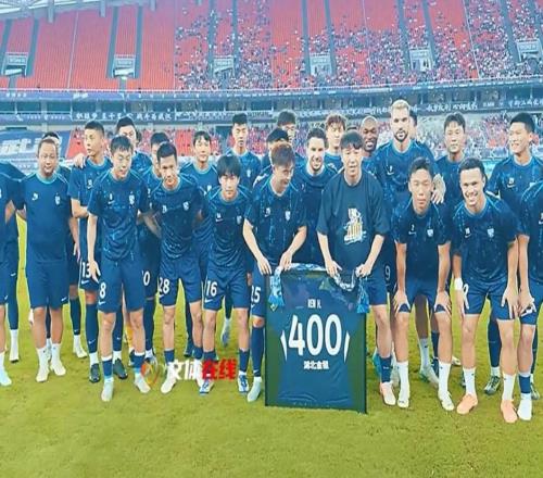 任航收获联赛400场纪念球衣：希望中国足球能够越来越好