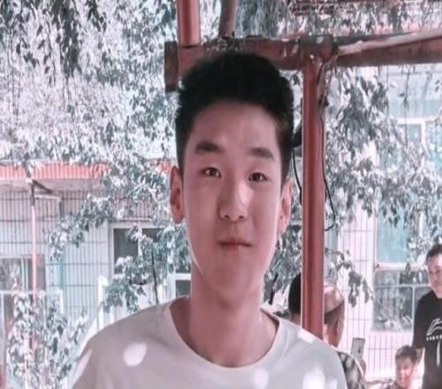 局气杜锋回新疆老家请宏远全队烤全羊,奖励18岁王洪泽最大的羊腿