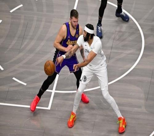 Stein：新赛季独行侠与湖人第一次常规赛对决在11月底的NBA杯上