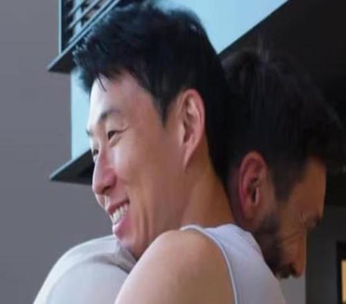 孙兴慜与洛里拥抱并调侃：我只能说他好话，否则他会训我