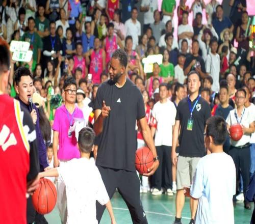 NBA传奇球星麦迪空降贵州台盘“村BA”篮球场！“村BA”球王争霸赛贵州赛区冠军产生