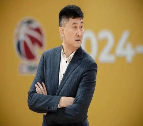 人情世故！广东被质疑打假球球迷调侃杜锋导演张文逸带任务上场
