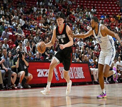 杨瀚森闯荡NBA节外生枝，开拓者出售易主，老板被曝曾歧视黄种人