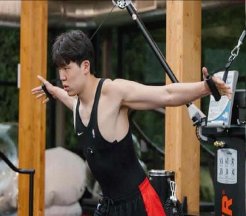 杨瀚森4个月长8斤肉，球迷：老美什么麻杆都能练成猛男，周琦除外