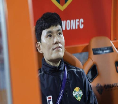 郑暻镐：江原FC有效换人逆转上海申花，半场落后曾批评球员