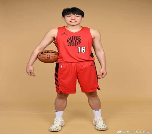 杨瀚森亮相NBA媒体日：谈缺席亚洲杯原因，称融入球队靠“伸手不打笑脸人”10月9日开拓者迎季前赛首秀