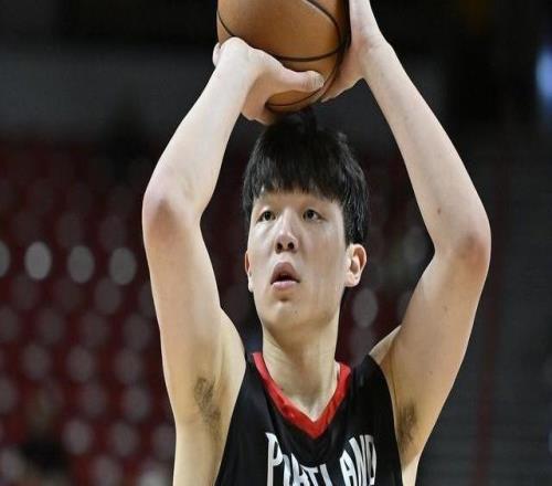比卢普斯吹爆杨瀚森他球感很棒球商超高第一天训练表现很不错
