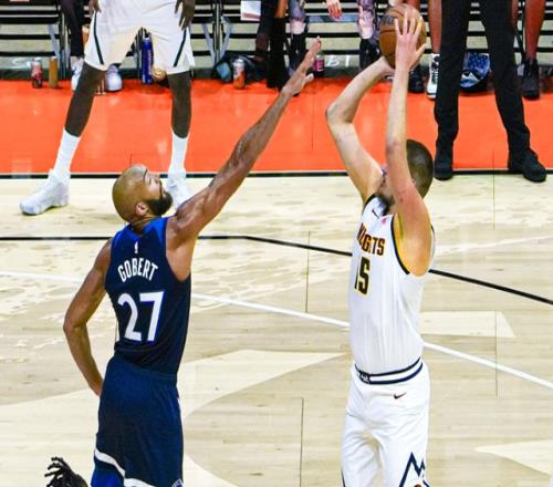 NBA季前赛：约基奇14分与戈贝尔互肘华子休战森林狼仍胜掘金