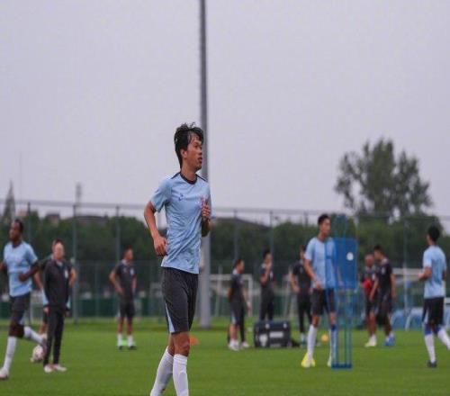 申花一线队今天重新集结，此前因伤长期缺阵的谢鹏飞参与训练
