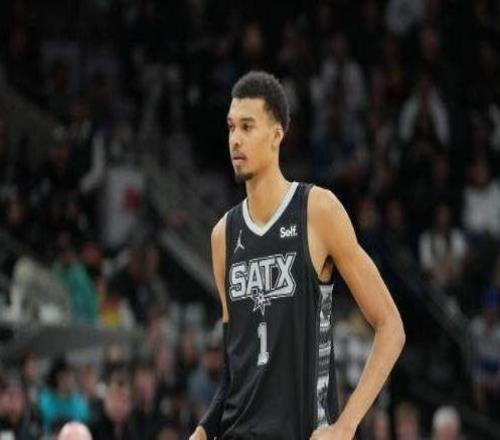 还在长高！文班亚马身高变更2米26模型怪升级