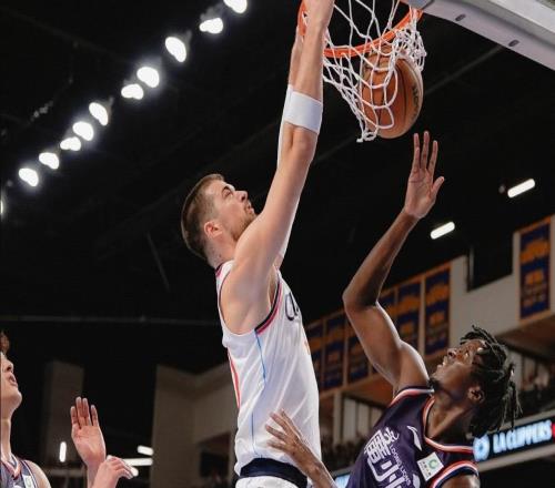 这回是NBA强度，祖巴茨连续隔扣李祥波和奥拉迪波
