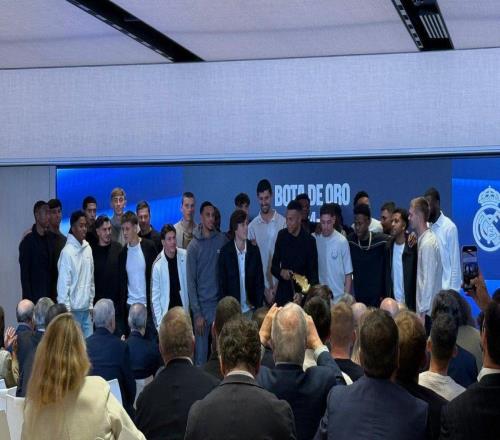 姆巴佩领取欧洲金靴奖，皇马全队出席并合影留念