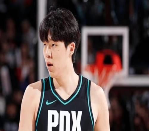 热搜第二！杨瀚森全能进步获媒体人热议投篮与防守脚步仍需提升