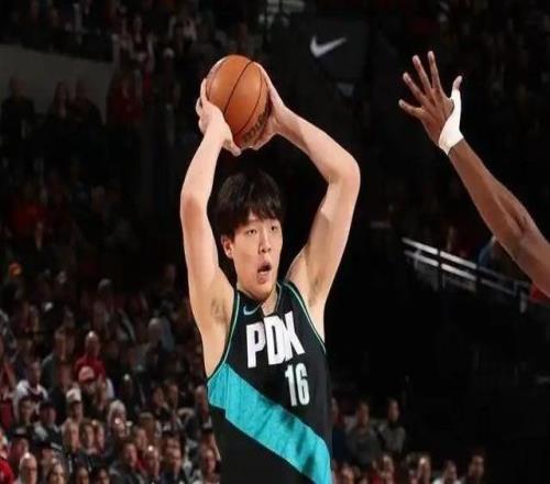 NBA杨瀚森客战雷霆8分入账命中第一个三分球