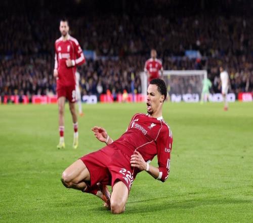 自西塞以来，埃基蒂克是首位为利物浦英超梅开二度的法国球员