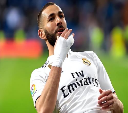 上港刚拿到中超冠军，武磊就离队敲定新去向，已亮相受到球迷追捧