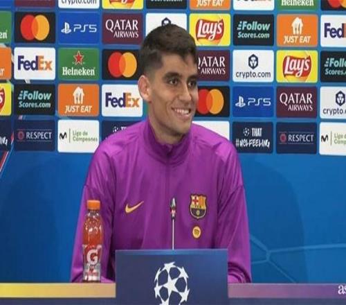 每体：巴萨让马丁替换德容出席发布会，以肯定前者的出色表现