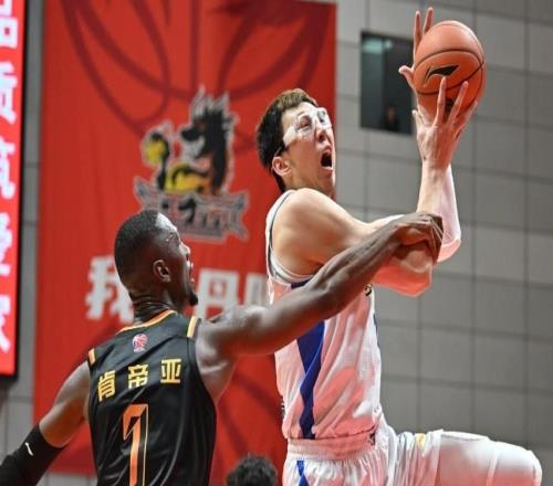 CBA新赛季最荒唐一幕！北京队损招坑惨篮协：潜力赛秒变老年赛