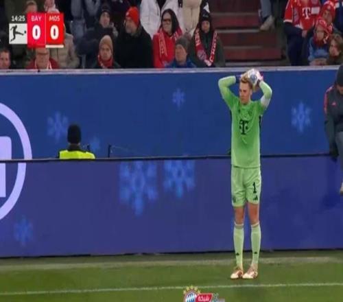 这才是主业，诺伊尔对阵美因茨的比赛中亲自投掷界外球