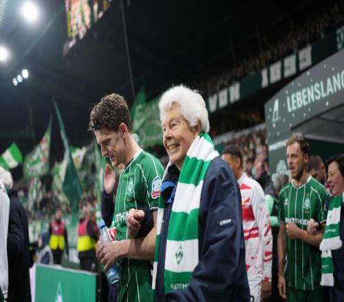 球童变社区老人，云达不来梅通过进场仪式进行关爱老人活动