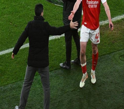 到了阿森纳传统节目掉队的阶段当然不是了，这赛季阿森纳没对手