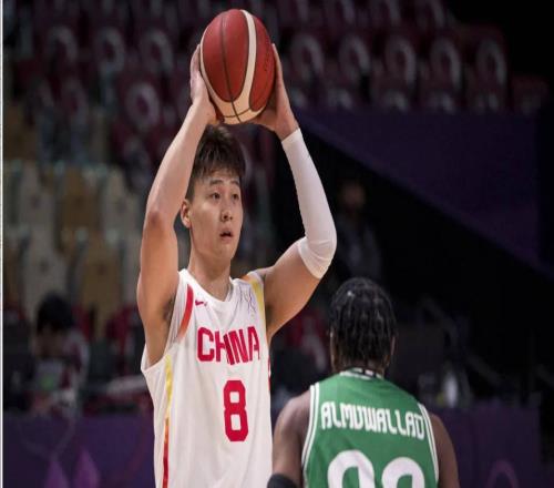 CBA又出一顶级后卫！14中10狂砍34+6，球迷：这哪像个新秀球员啊