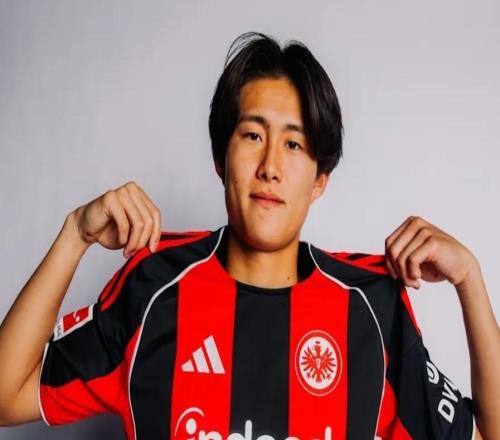 德甲劲旅火速签下两名新星18岁日本中锋+19岁新人边后卫支援