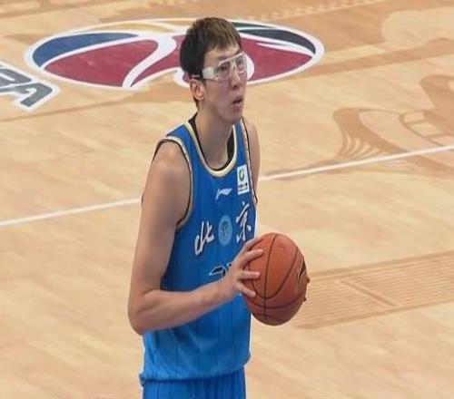 北京男篮赛季首败，赵睿22+9孤掌难鸣，3外援全哑火替补缺得分手