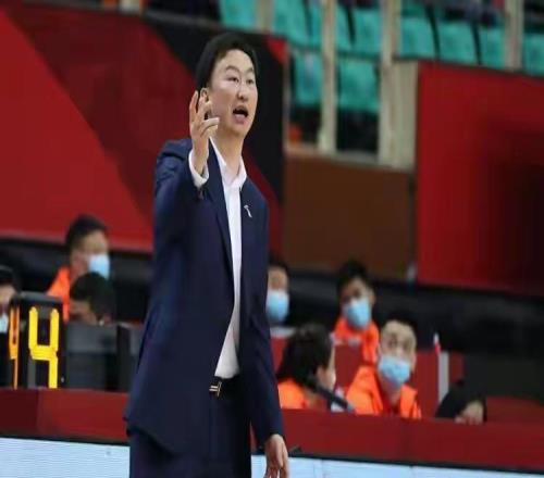 不服不行！3年前他急流勇退，如今率队进4强，“老东家”却成烂队