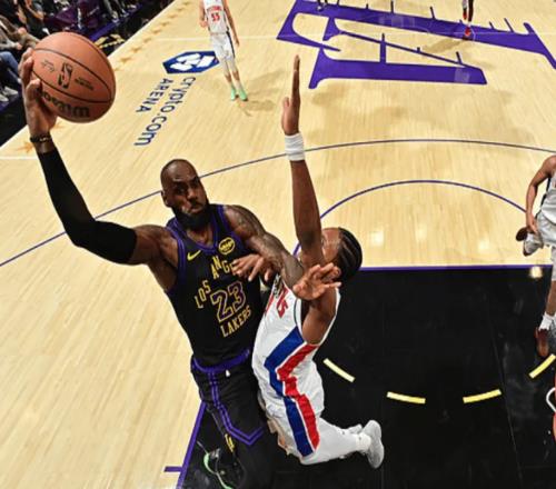 无缘逆转！湖人22分惨败，东契奇受伤，詹姆斯生日夜连创历史第一