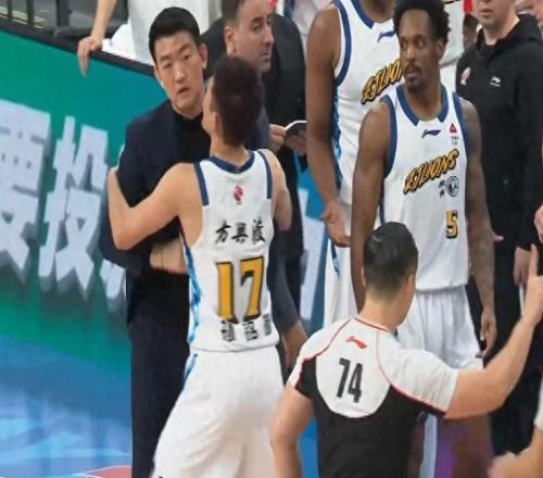 赛季首败，夺冠大热门不敌卫冕冠军，元旦大战对决联盟领头羊