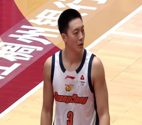 不要让胡明轩打控卫！他真的打不了1号位球迷：杜锋太固执