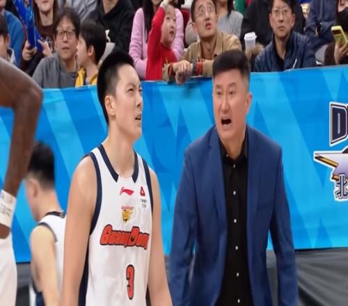 全员拉胯31分惨败北京！徐杰重伤，萨姆纳35分也有伤情，杜锋真难