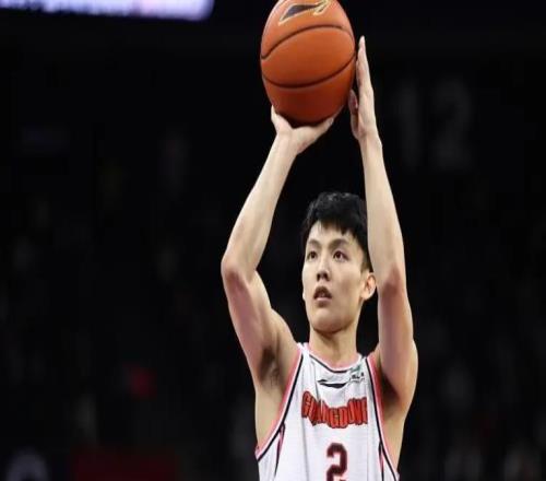 顶薪倒计时！广东老板海哥亲自搀扶徐杰球迷调侃这待遇太高