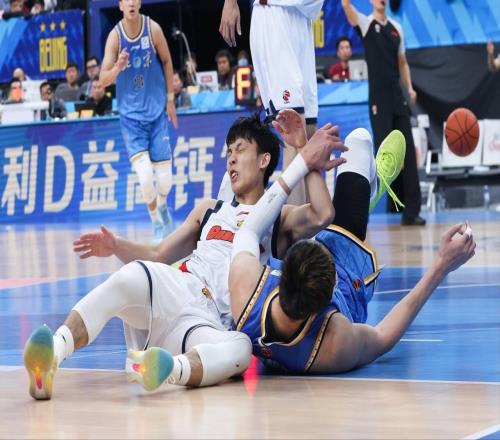 徐杰受伤第一时刻！有谁注意到2位北京球员举动，真的太暖心了