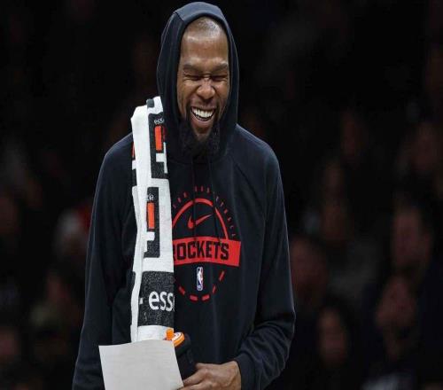 火箭队杜兰特被沃尔夫的离谱投篮击中面部后，当场忍不住吐槽起来