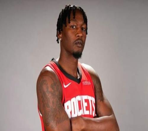 13投2中，火箭队锋线没核心能力，伊森19+10，限制新援出场时间