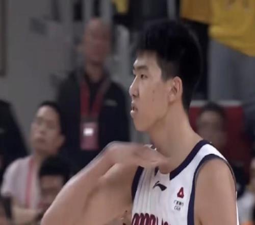 CBA官方：广州队中锋徐昕因不当庆祝动作被罚款2万元