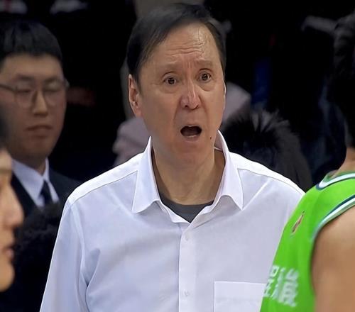 CBA自杀时刻：加时赛最后6秒犯规，送对手罚球绝杀，主教练气疯了