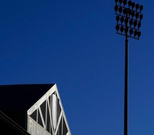 官方：因看台有医疗紧急情况，富勒姆vs利物浦推迟15分钟开球