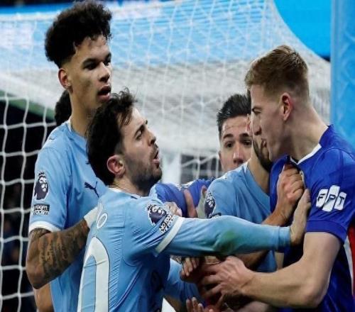 推人撞飞广告牌！德拉普引爆伊蒂哈德群殴，曼城切尔西火药味十足