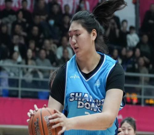 首秀优缺点明显！山东女篮主帅肯定张子宇表现适应仍需要时间