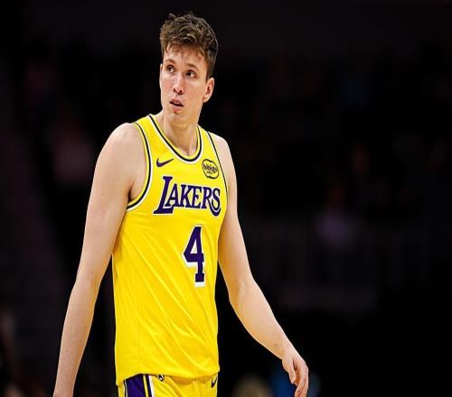 表现不佳也就算了，湖人侧翼新星甚至在心态上都出现了失衡