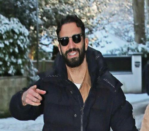 阿莫林下课笑容满面！曝休假半年，曼联仍付工资执教下家需解约金