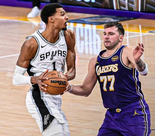 詹姆斯避战！湖人半场4348马刺，东契奇22+7+8真的强！