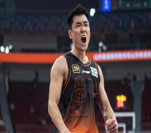 山东男篮遭打击：国手高诗岩双腿膝盖积水严重将无缘对阵北京