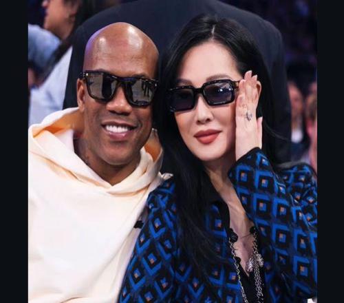 马布里携妻子观战尼克斯晒照发文：爱不再是感觉而是呼吸的空气