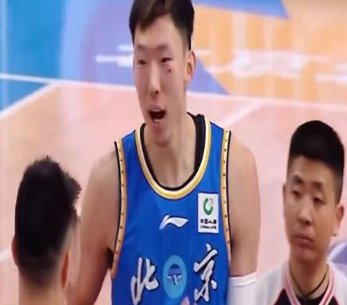 CBA大冲突！周琦遭羞辱，恼羞成怒，冲向对方起冲突裁判送上两T